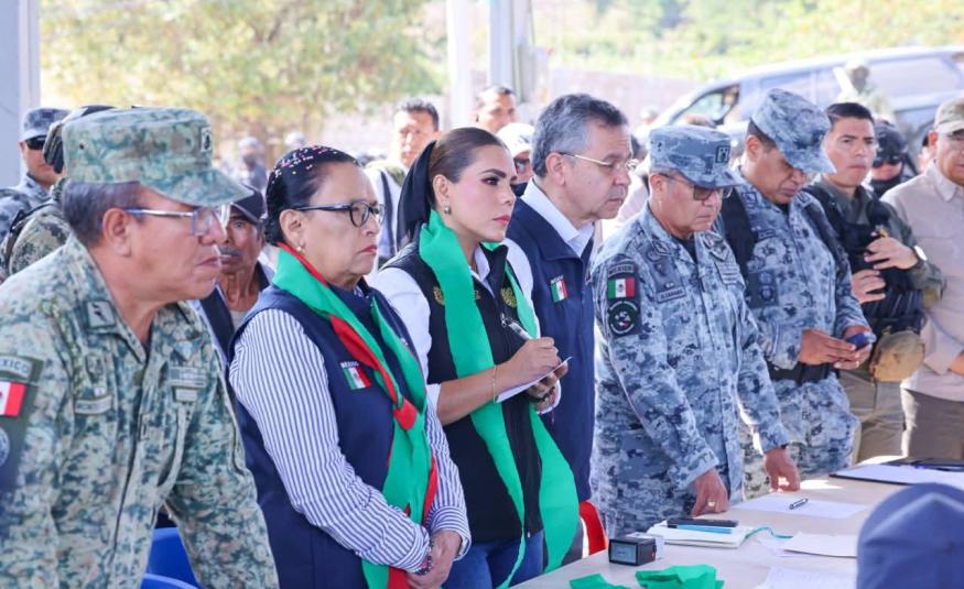 La gobernadora Evelyn Salgado y autoridades federales encabezaron una jornada de atención y coordinación en Alcozacán, Chilapa, para dar seguimiento a las acciones de seguridad y atención a la población.